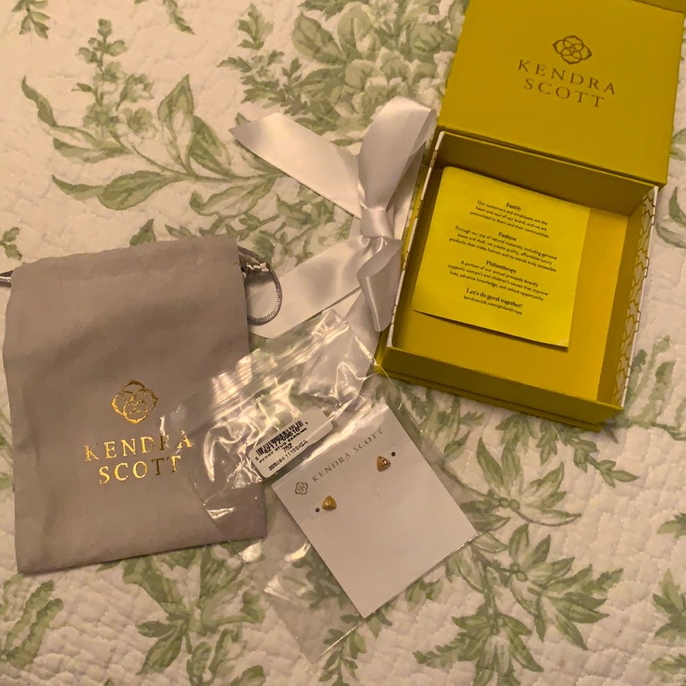 NWT Kendra Scott Perry Vintage Gold Stud Earrings